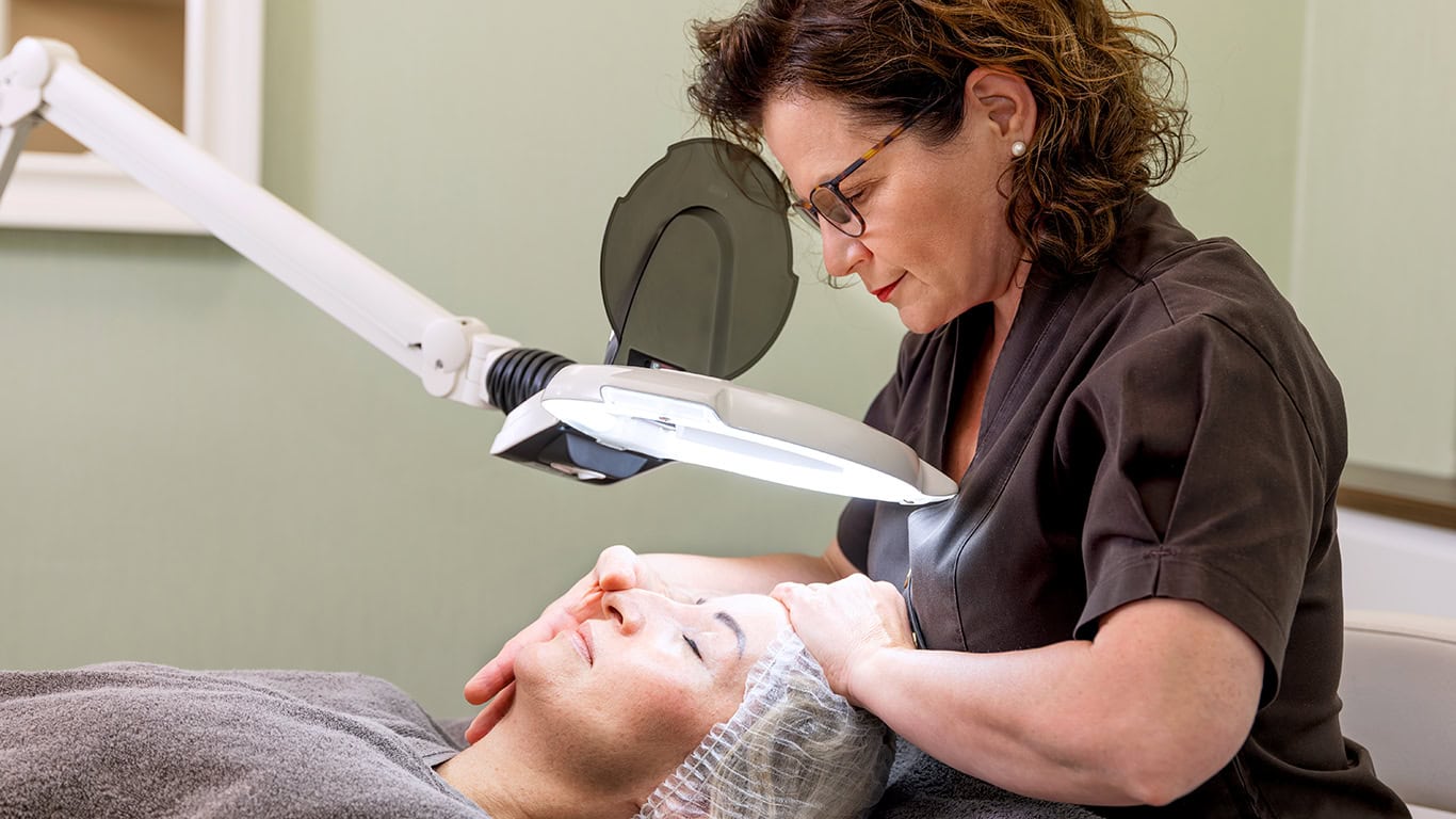 Hautpflege bei Kosmetikstudio Duisburg, professionelle Gesichtsbehandlung.