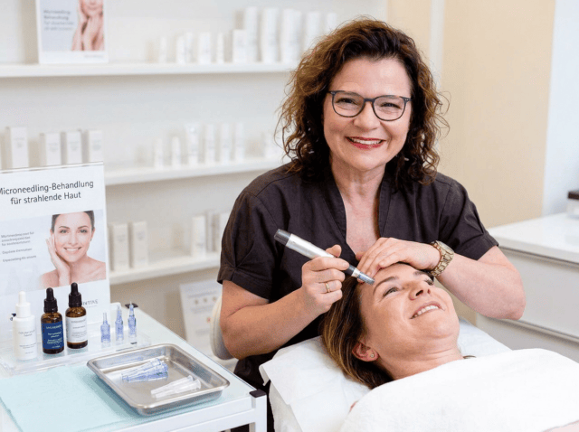 Microneedling-Behandlung im Kosmetikstudio Balance Duisburg, strahlende Haut, entspannte Kundin.