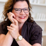 Kosmetikerin Katja Gerstung im Kosmetikstudio Duisburg, lächelnd, professionell.