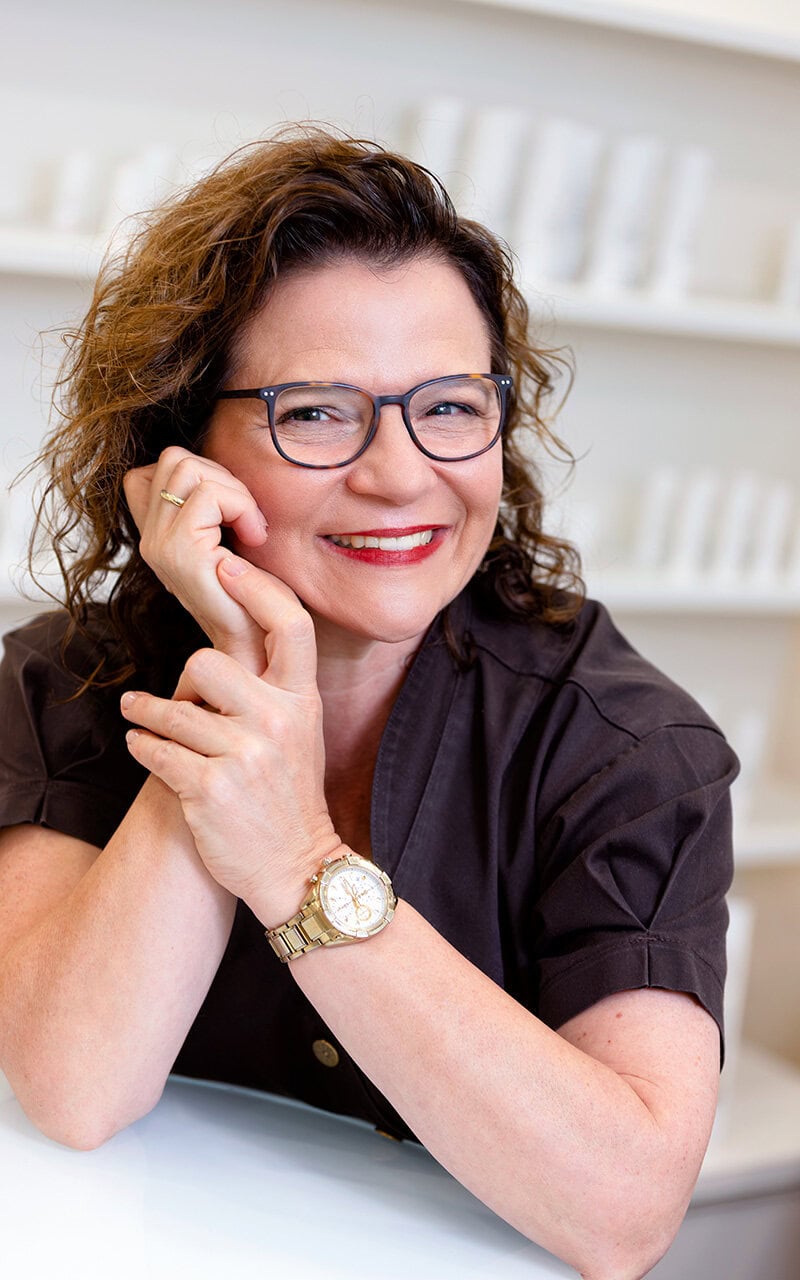 Kosmetikerin Katja Gerstung im Kosmetikstudio Duisburg, lächelnd, professionell.